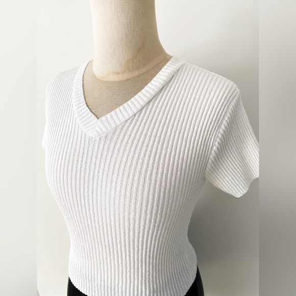 Vintage White Tee - Fashion Avenue Cropped Ribbed Knit V-Neck Top – Size Medium - Picture 5 of 8